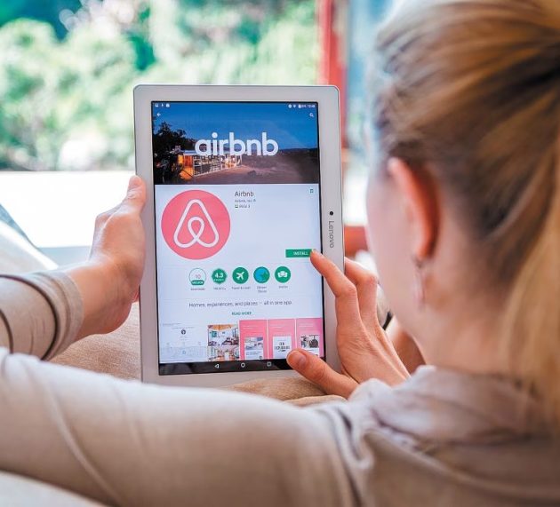 ΕΕ: Φέρνει μέτρα που «παγώνουν» τα Airbnb
