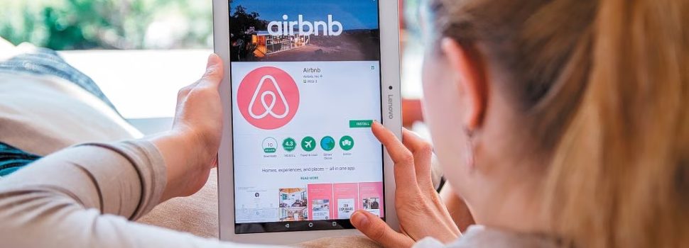 ΕΕ: Φέρνει μέτρα που «παγώνουν» τα Airbnb