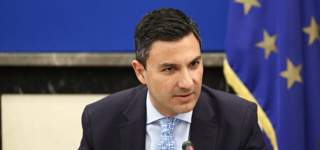 Σταμάτης Πουλής : «Παραδώσαμε νέα ασθενοφόρα προκειμένου να τους βοηθήσουμε να αναπτύξουν τοπικά το δίκτυο εξυπηρέτησης των δημοτών τους, για δευτερογενείς διακομιδές και ψυχρά περιστατικά»