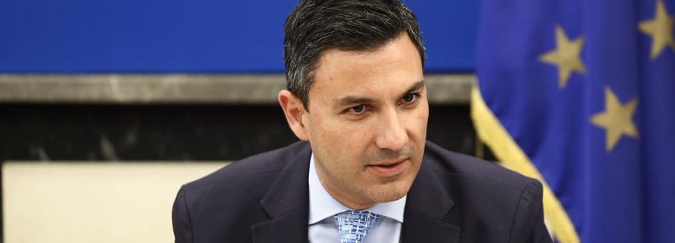 Σταμάτης Πουλής : «Παραδώσαμε νέα ασθενοφόρα προκειμένου να τους βοηθήσουμε να αναπτύξουν τοπικά το δίκτυο εξυπηρέτησης των δημοτών τους, για δευτερογενείς διακομιδές και ψυχρά περιστατικά»