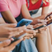 Η Κομισιόν απαγορεύει τα social media σε παιδιά κάτω των 13 ετών
