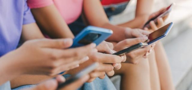 Η Κομισιόν απαγορεύει τα social media σε παιδιά κάτω των 13 ετών