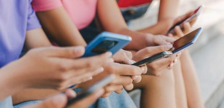 Η Κομισιόν απαγορεύει τα social media σε παιδιά κάτω των 13 ετών