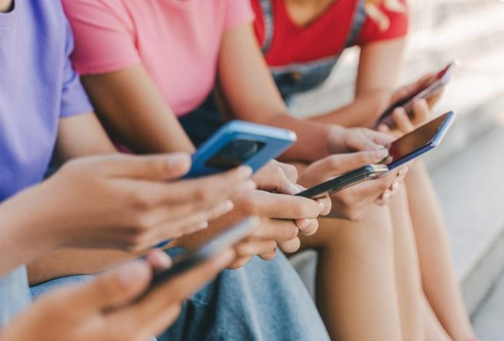 Η Κομισιόν απαγορεύει τα social media σε παιδιά κάτω των 13 ετών