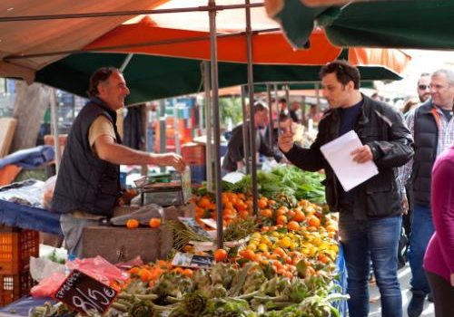 Υπαίθριο εμπόριο: Νέα εγκύκλιος για τις άδειες, τις θέσεις στις λαϊκές αγορές και τις αρμοδιότητες των Δήμων
