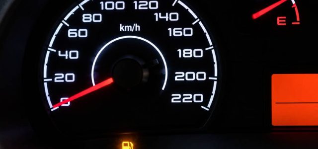 Γιατί δεν πρέπει να οδηγούμε συνέχεια με το «λαμπάκι» αναμμένο