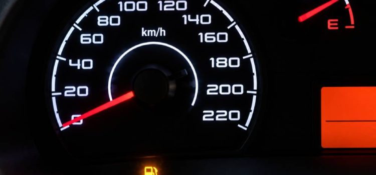 Γιατί δεν πρέπει να οδηγούμε συνέχεια με το «λαμπάκι» αναμμένο