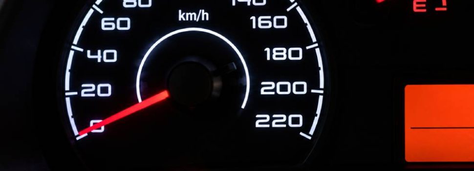 Γιατί δεν πρέπει να οδηγούμε συνέχεια με το «λαμπάκι» αναμμένο